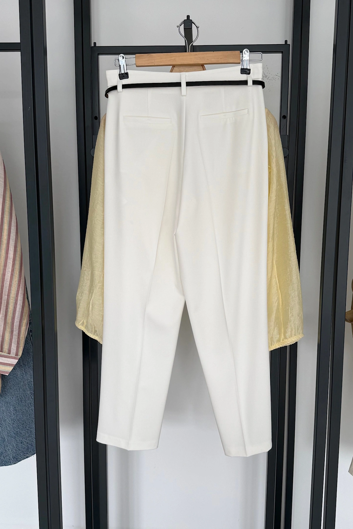 Kemerli Düz Paça Pantolon Beyaz