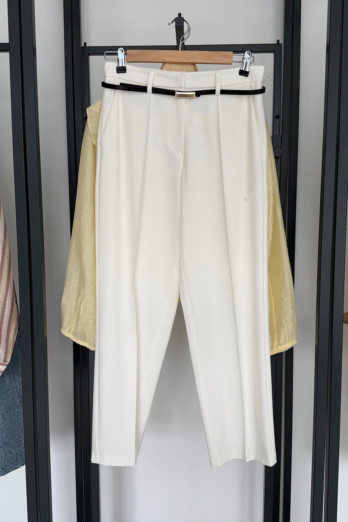 Kemerli Düz Paça Pantolon Beyaz