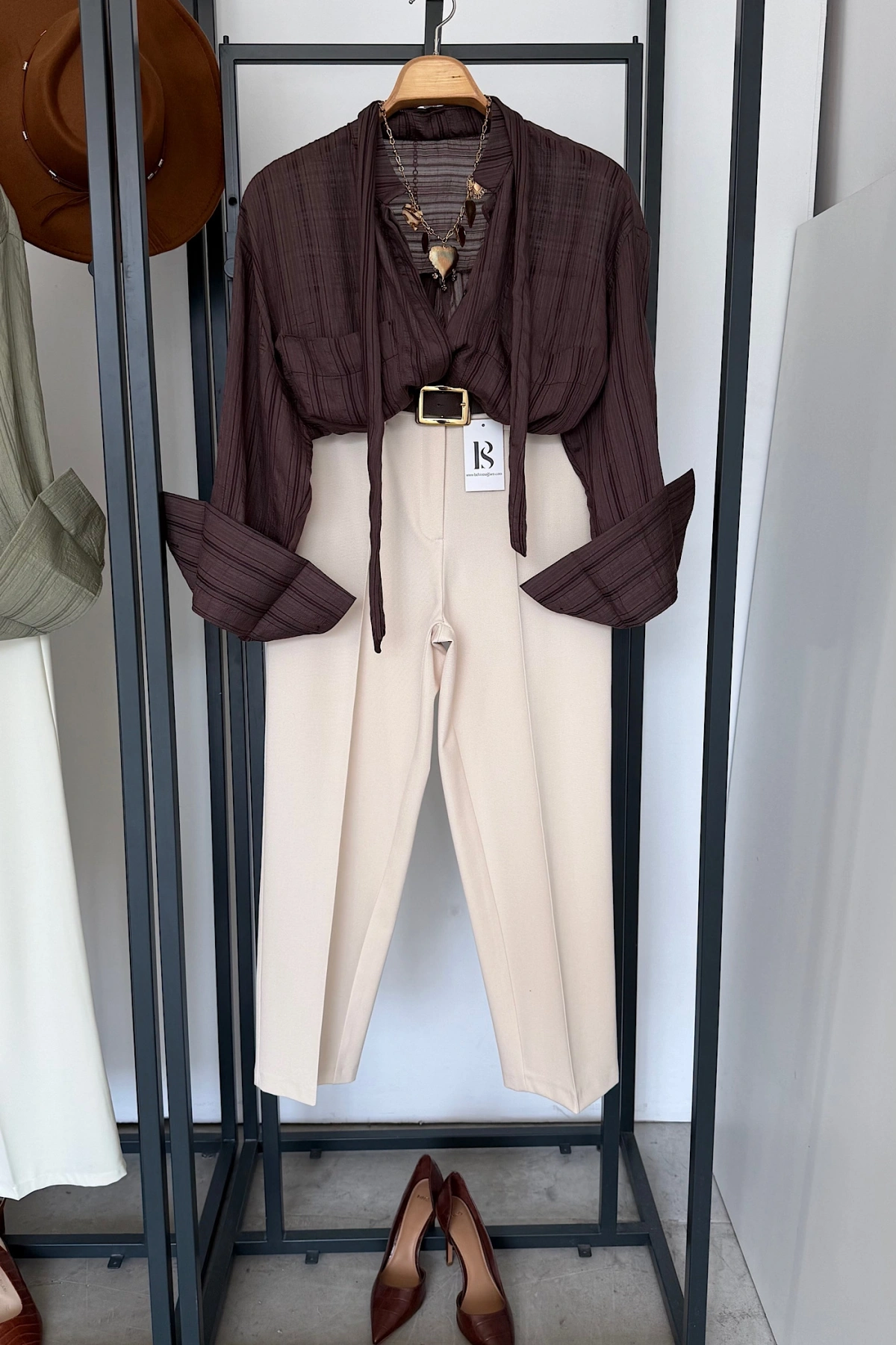 Kemerli Düz Paça Pantolon Bej