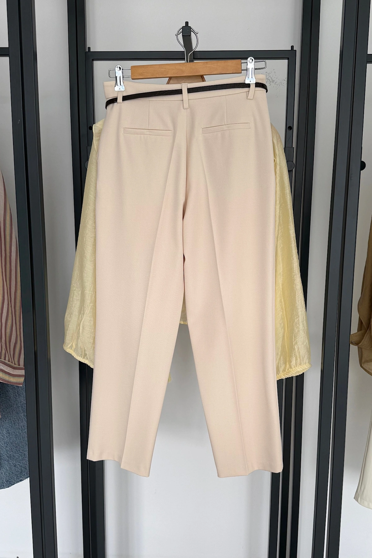 Kemerli Düz Paça Pantolon Bej