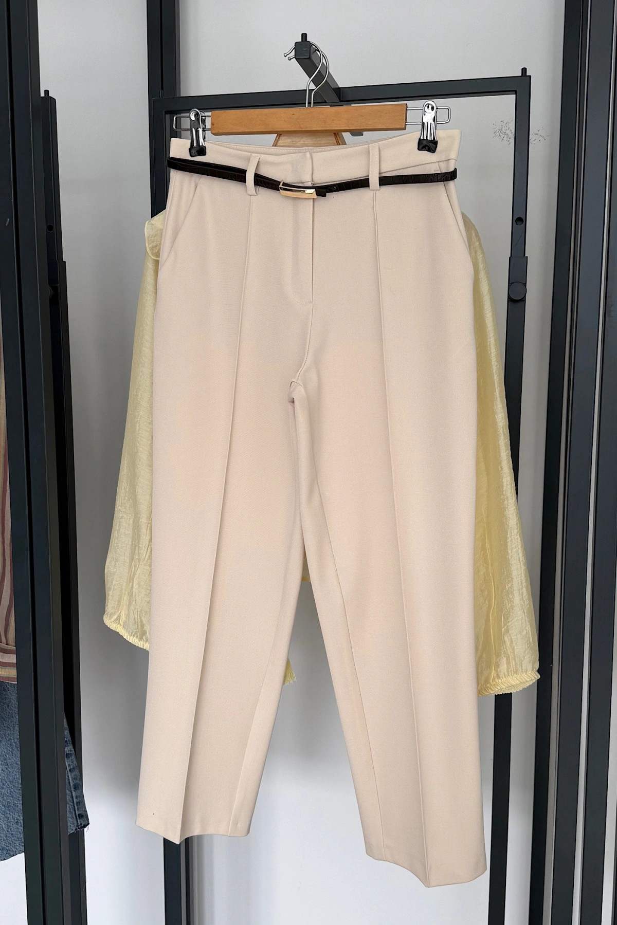 Kemerli Düz Paça Pantolon Bej