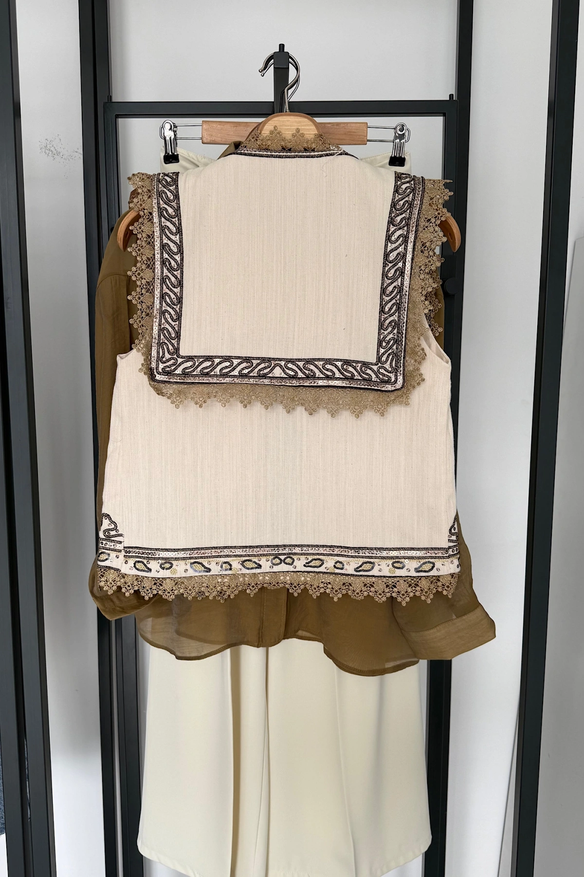 Tasarım Nakışlı Yelek Krem