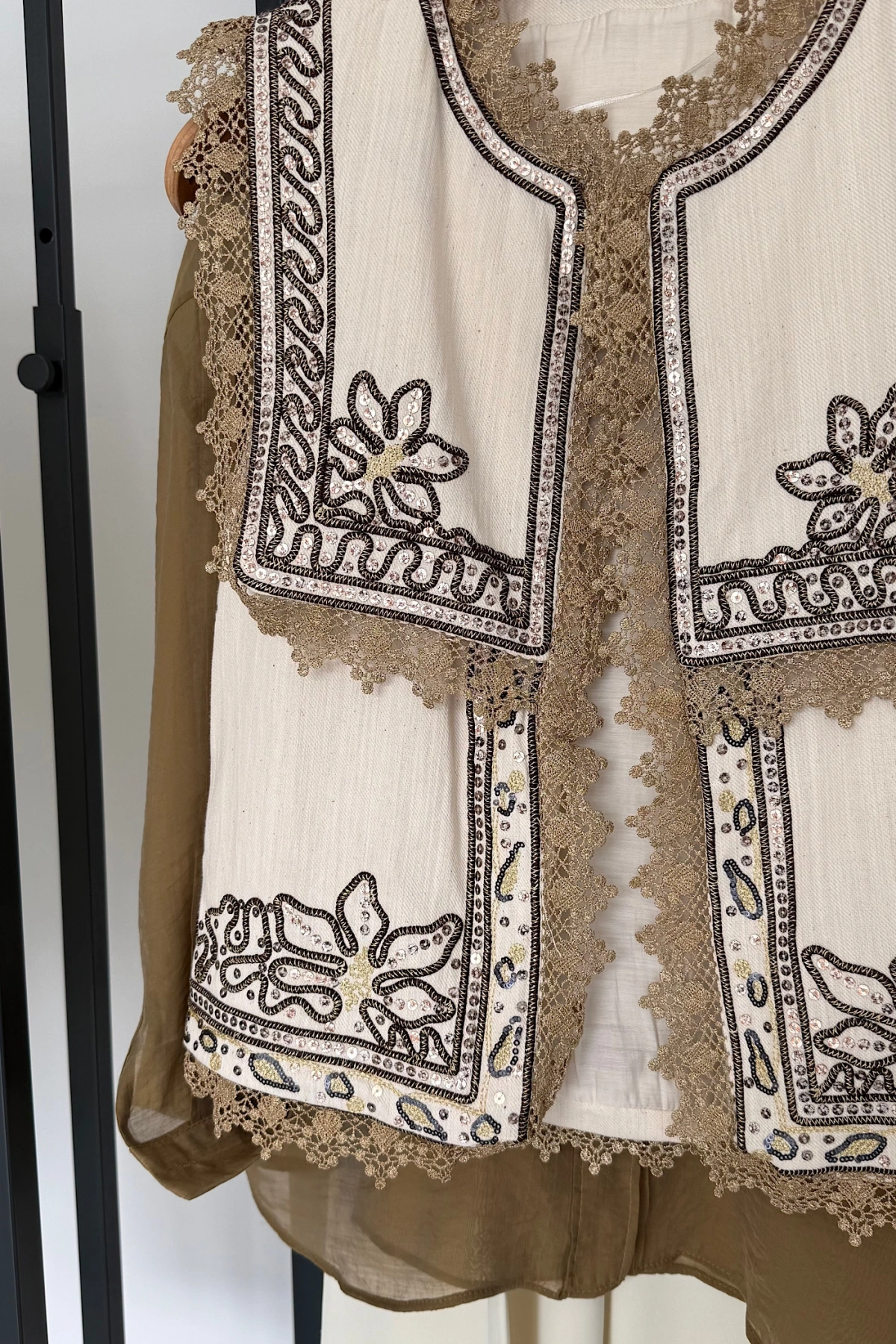 Tasarım Nakışlı Yelek Krem