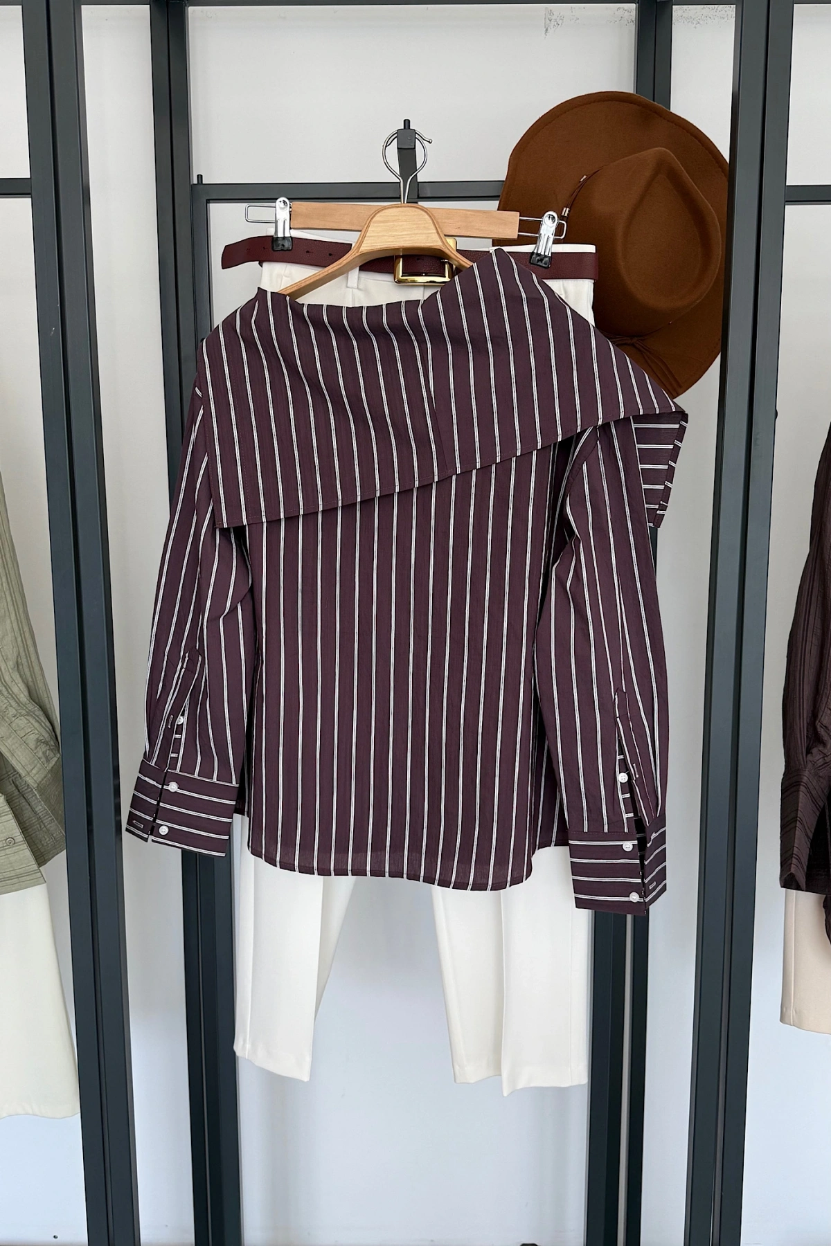 Çizgili Kayık Yaka Gömlek Kahverengi