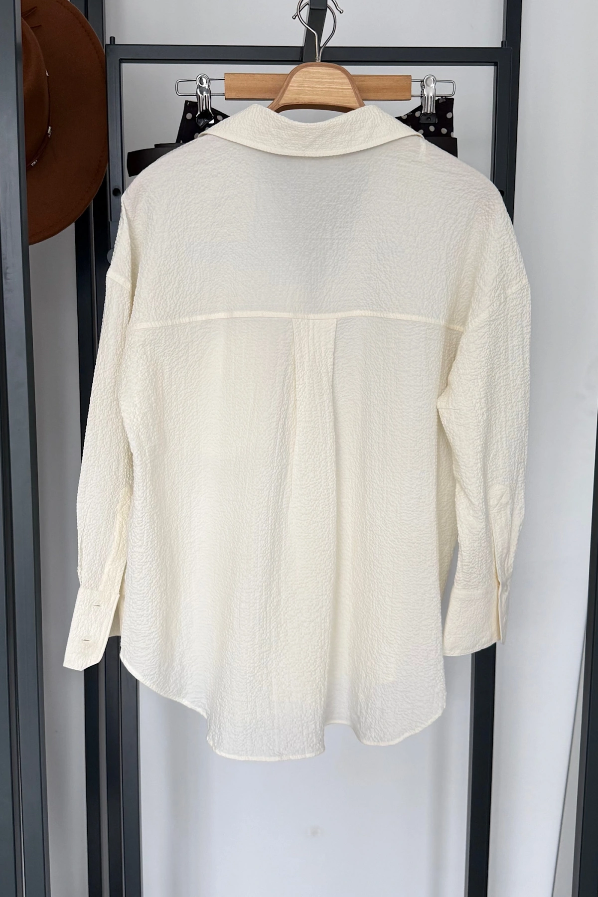 Kabartma Desenli Gömlek Ekru