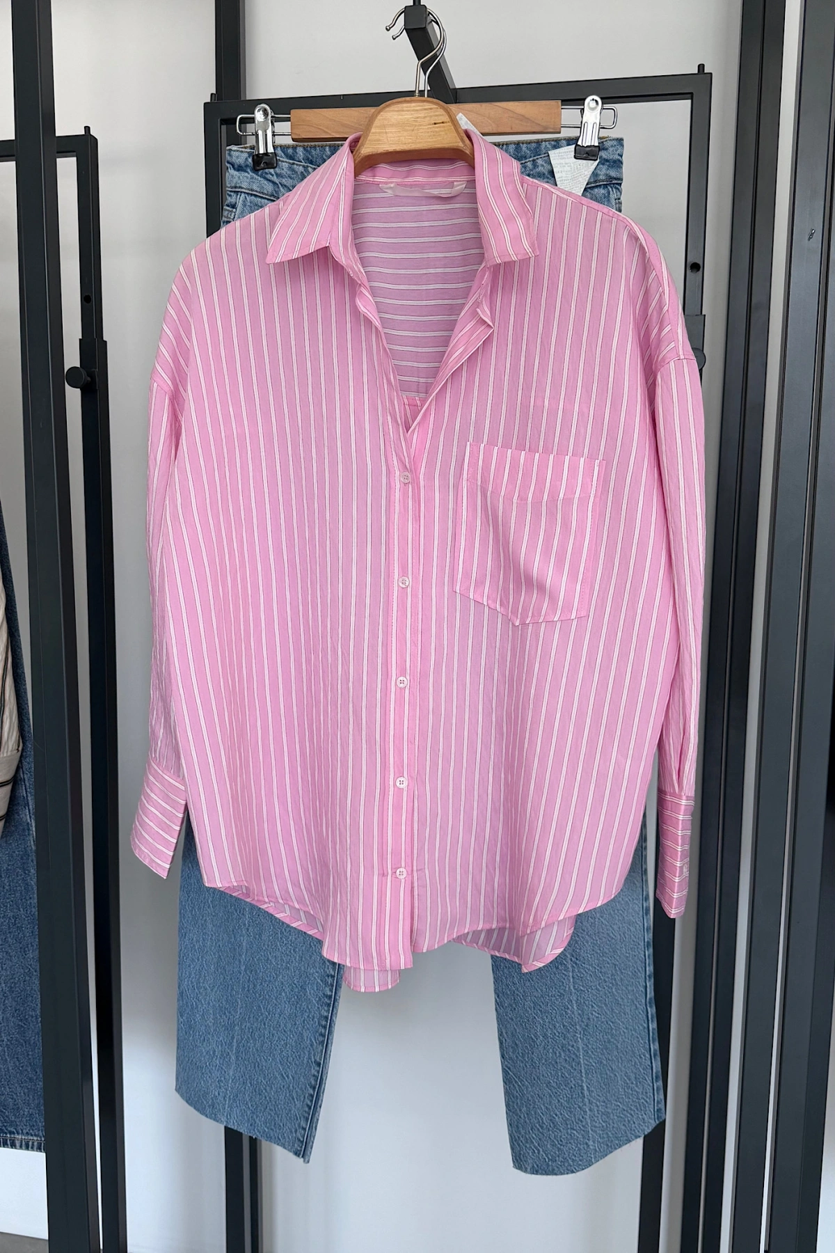 Beyaz Çizgili Pembe Gömlek Pembe