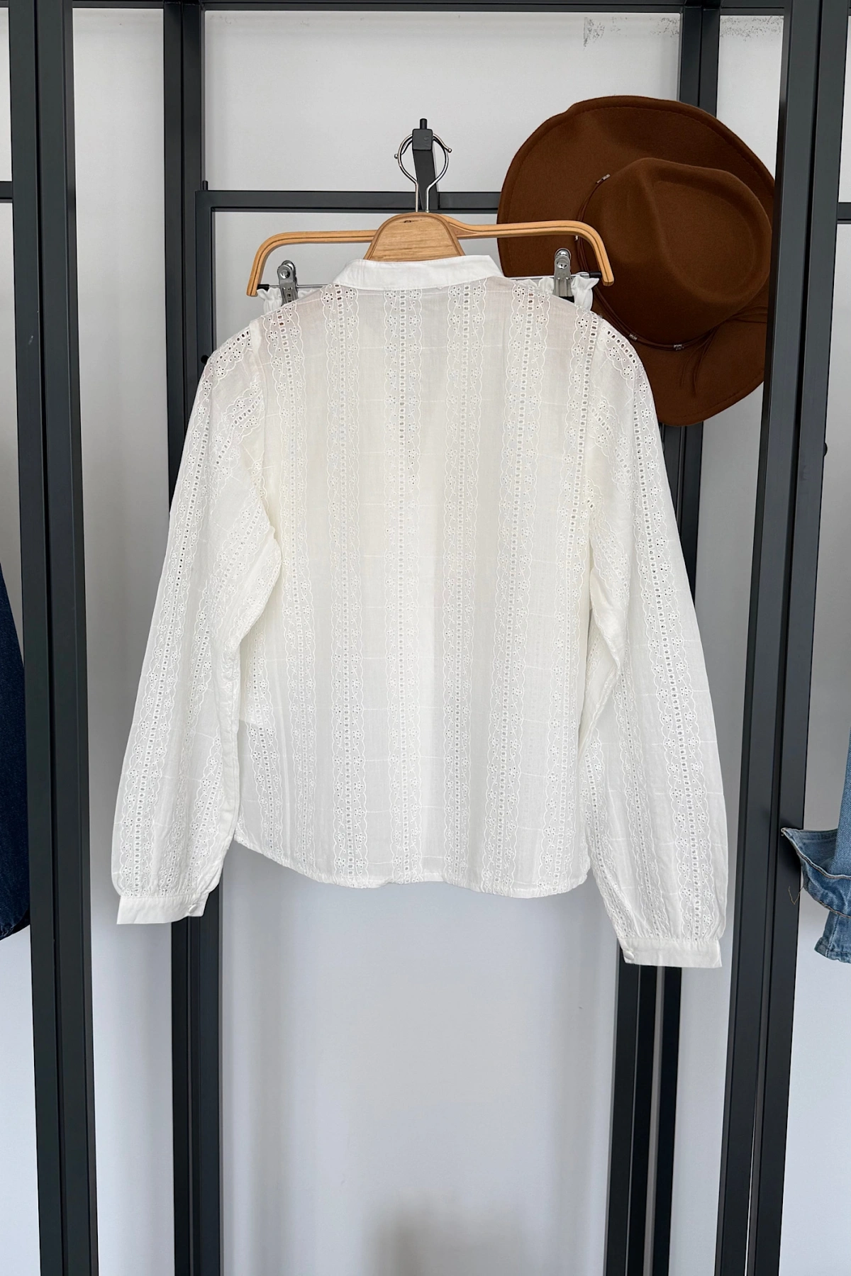 Nakışlı V Yaka Gömlek Beyaz