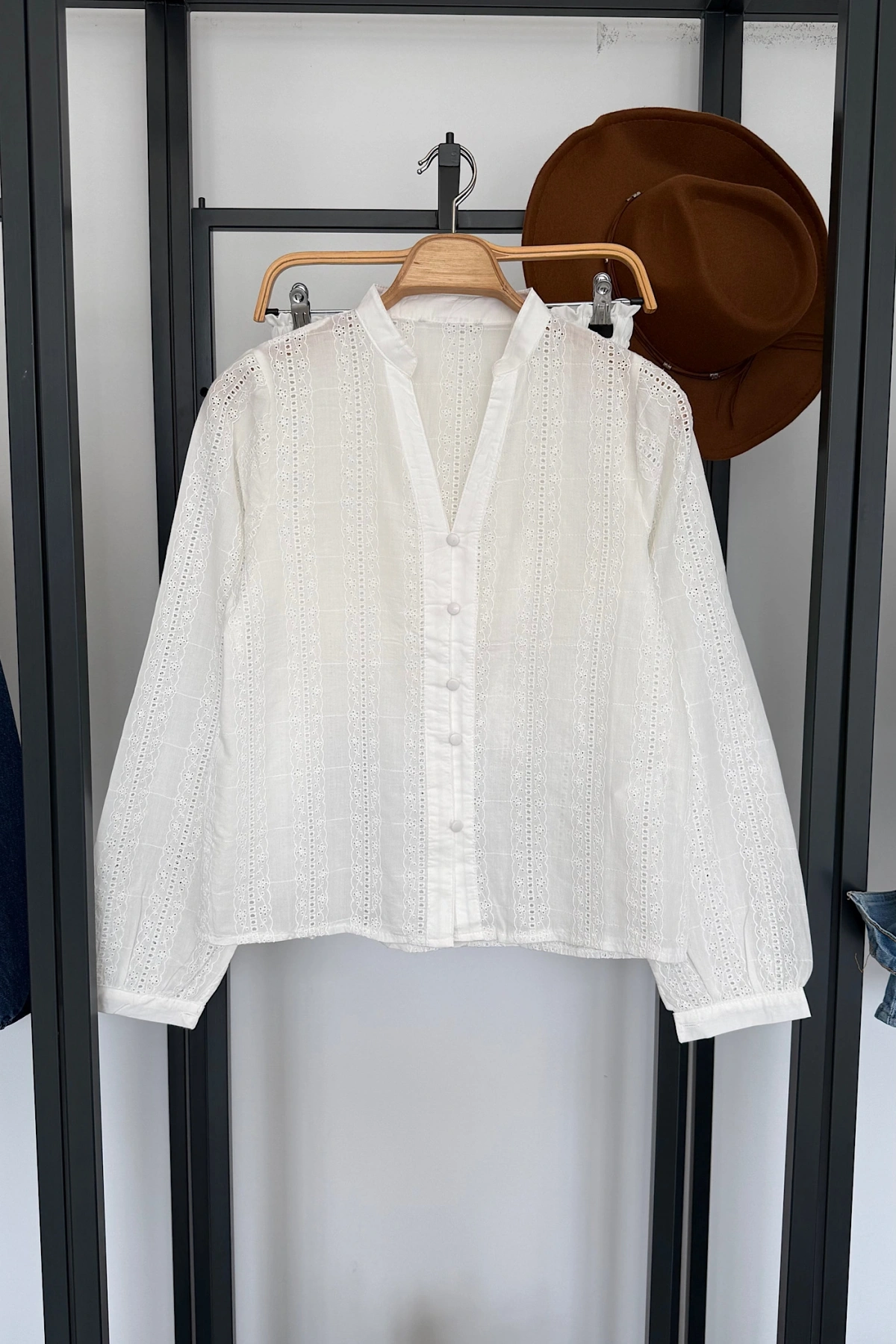 Nakışlı V Yaka Gömlek Beyaz