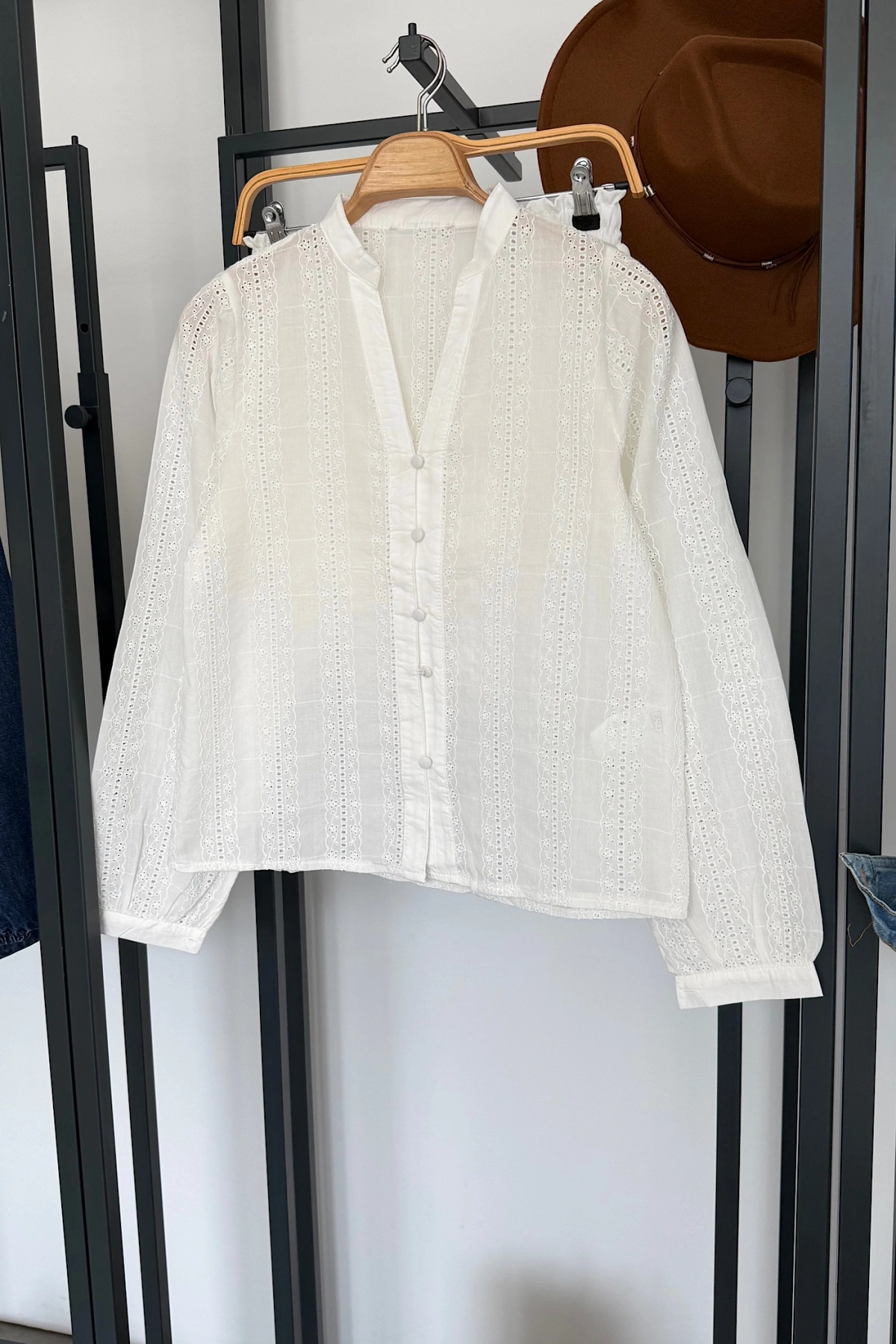 Nakışlı V Yaka Gömlek Beyaz