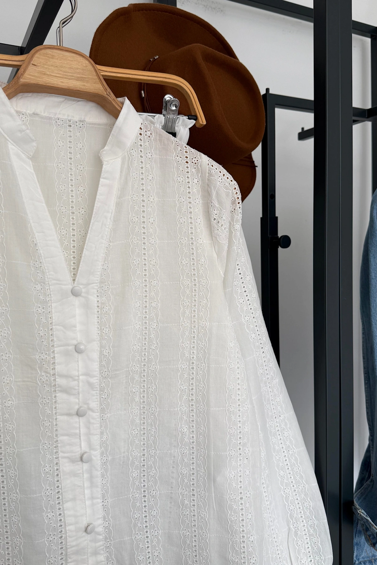 Nakışlı V Yaka Gömlek Beyaz