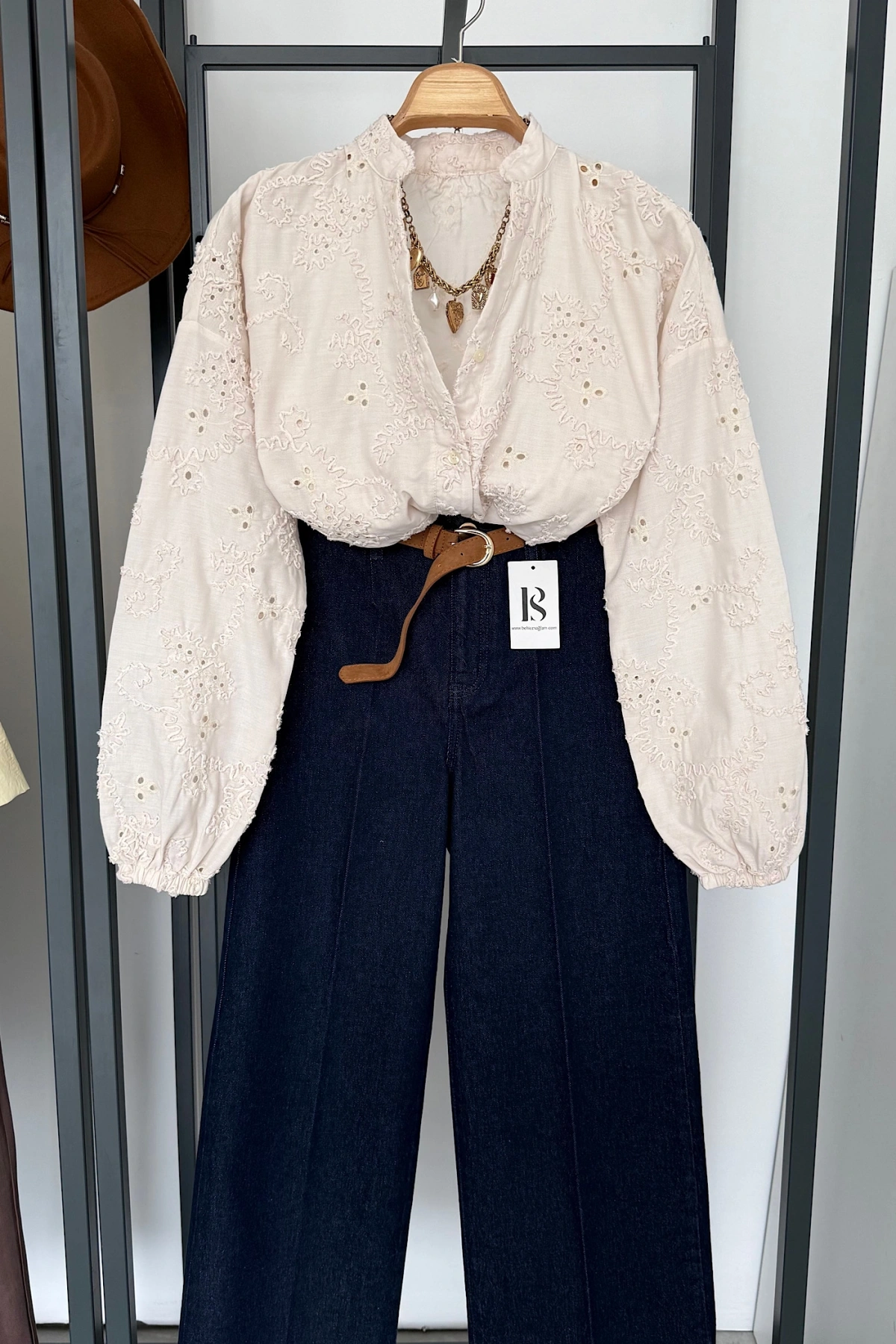 Hakim Yaka Nakışlı Gömlek Bej