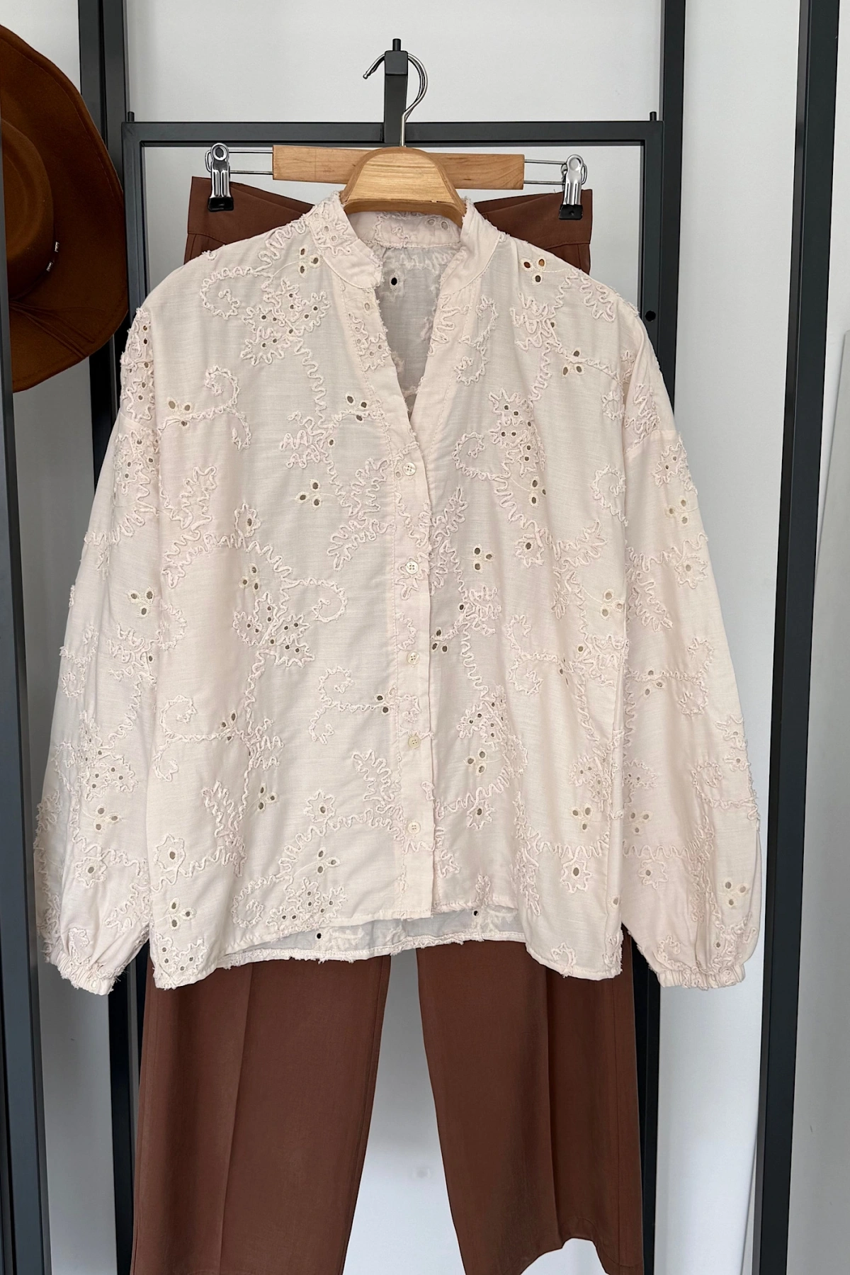 Hakim Yaka Nakışlı Gömlek Bej