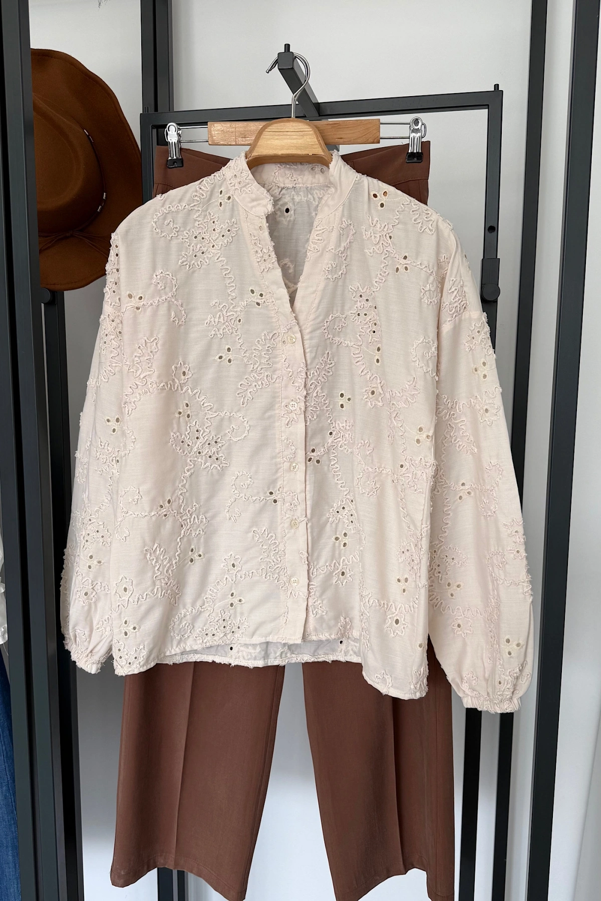 Hakim Yaka Nakışlı Gömlek Bej