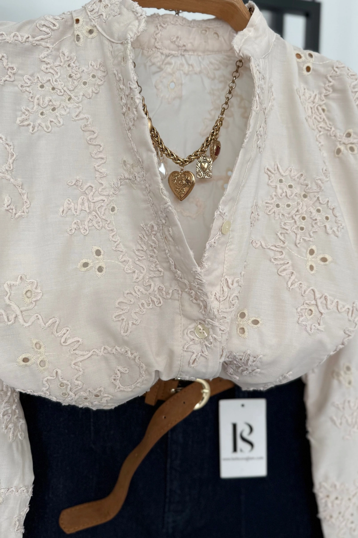 Hakim Yaka Nakışlı Gömlek Bej