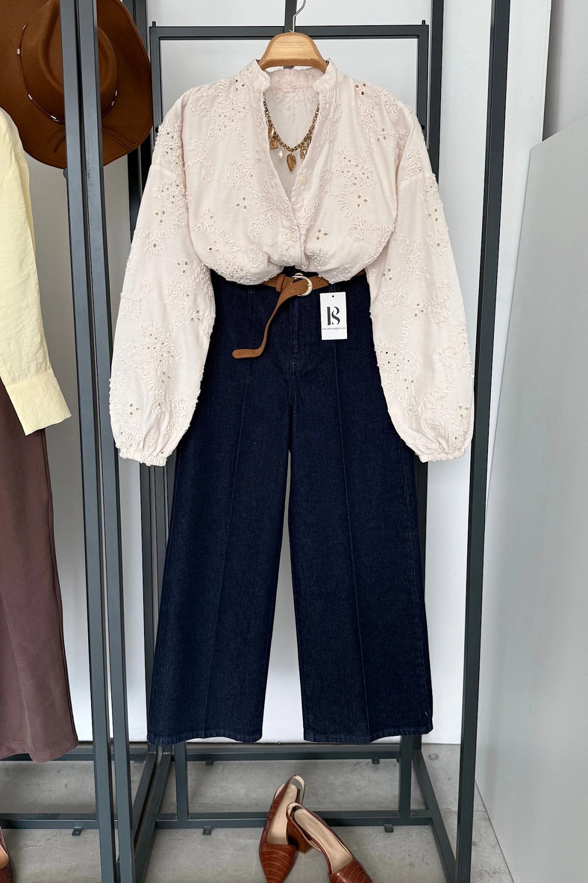 Hakim Yaka Nakışlı Gömlek Bej