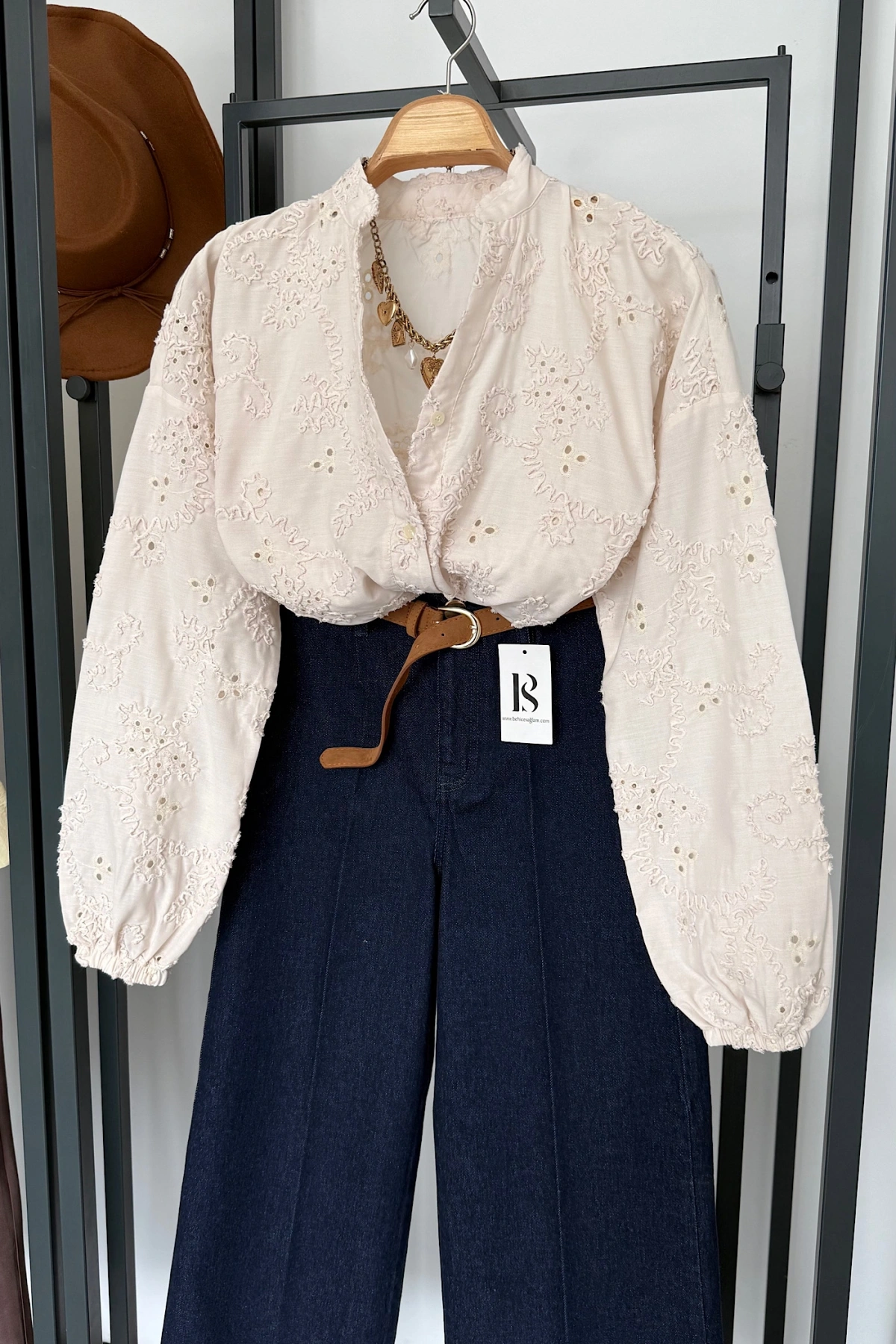 Hakim Yaka Nakışlı Gömlek Bej