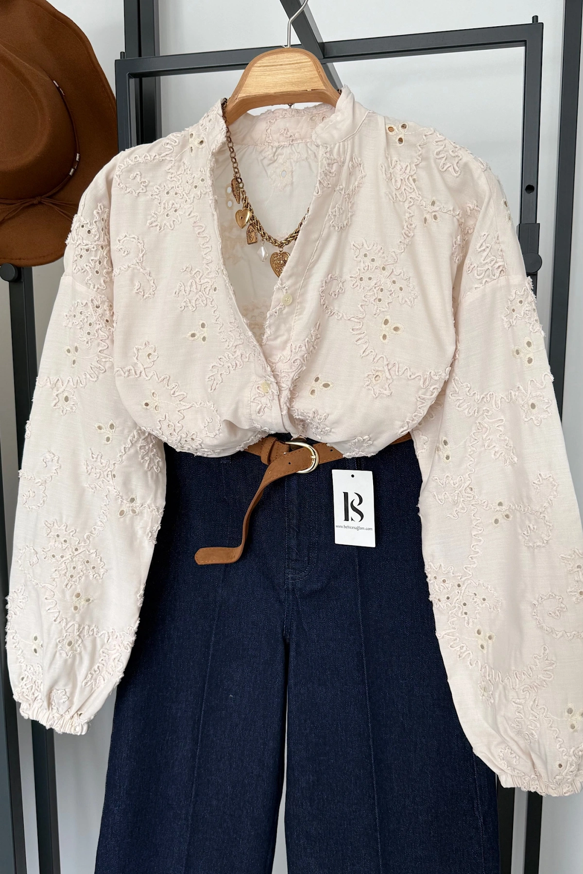 Hakim Yaka Nakışlı Gömlek Bej