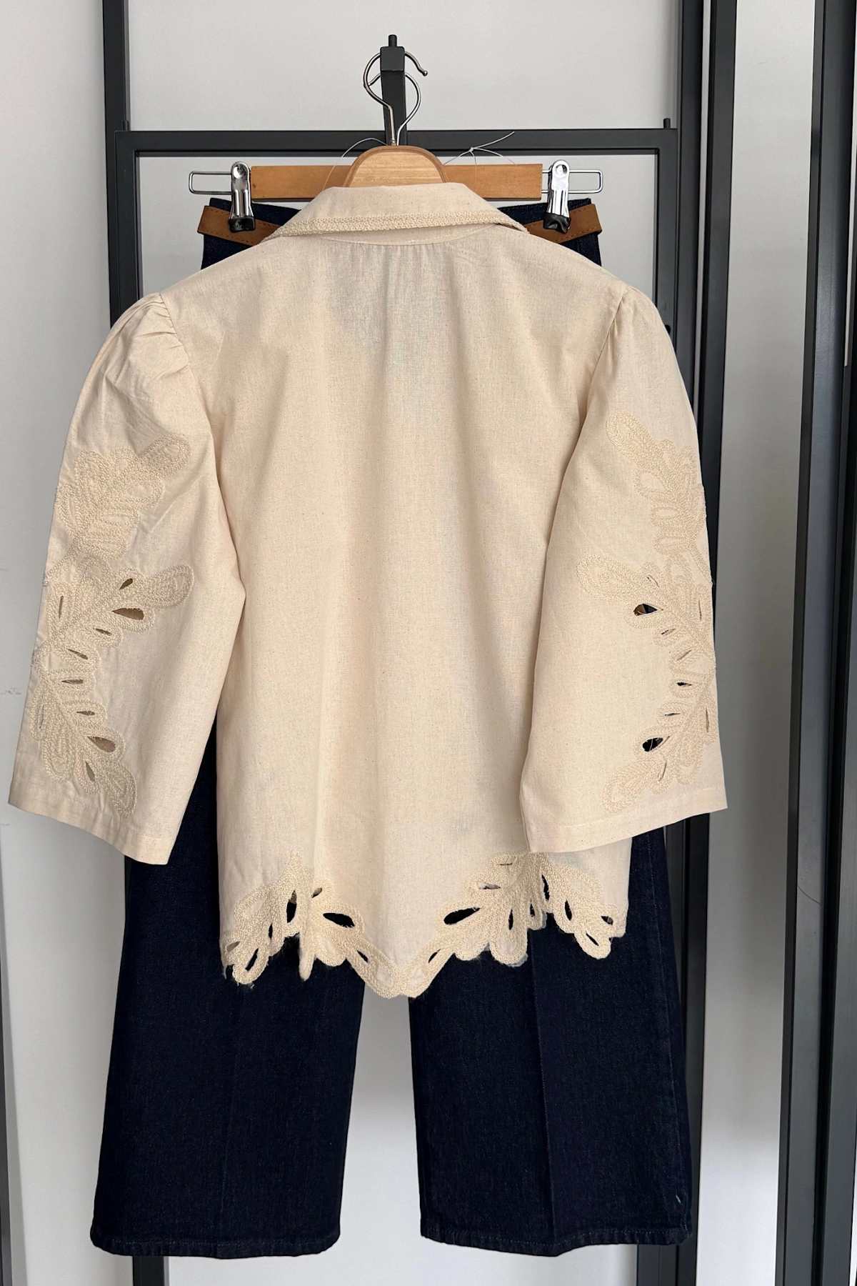 İşlemeli Dilimli Gömlek Krem