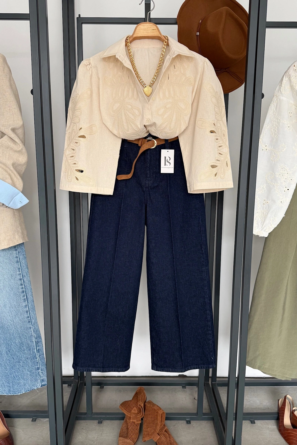 İşlemeli Dilimli Gömlek Krem