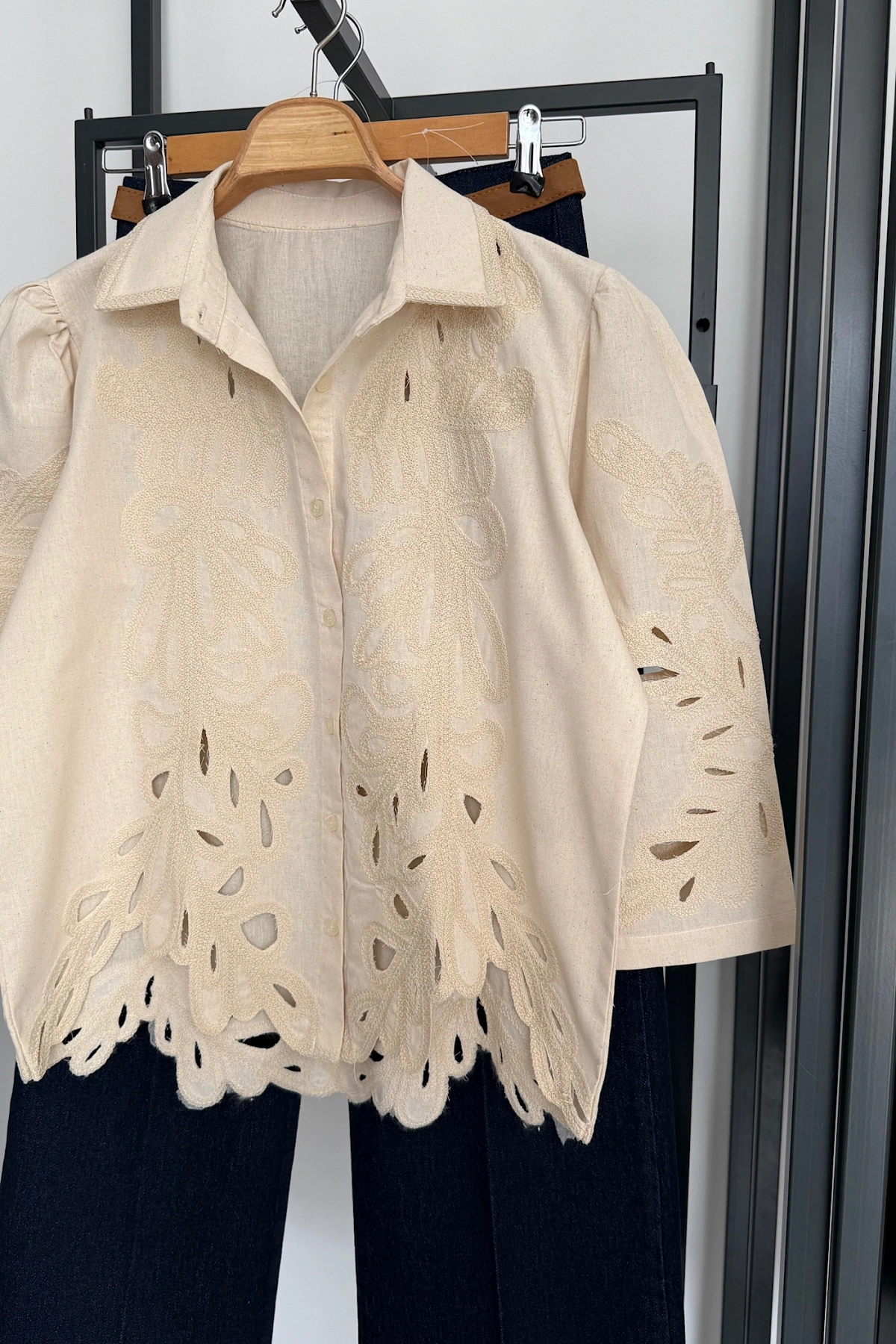 İşlemeli Dilimli Gömlek Krem