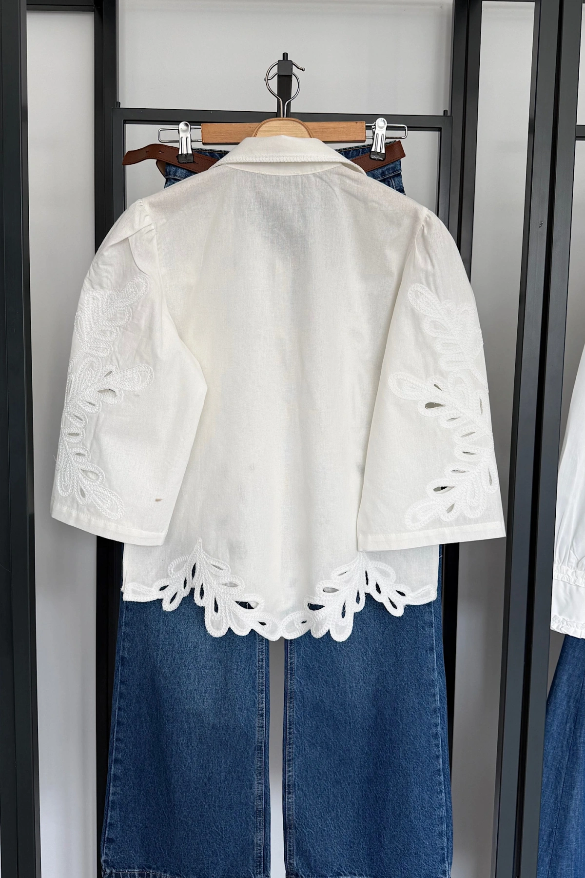 İşlemeli Dilimli Gömlek Beyaz