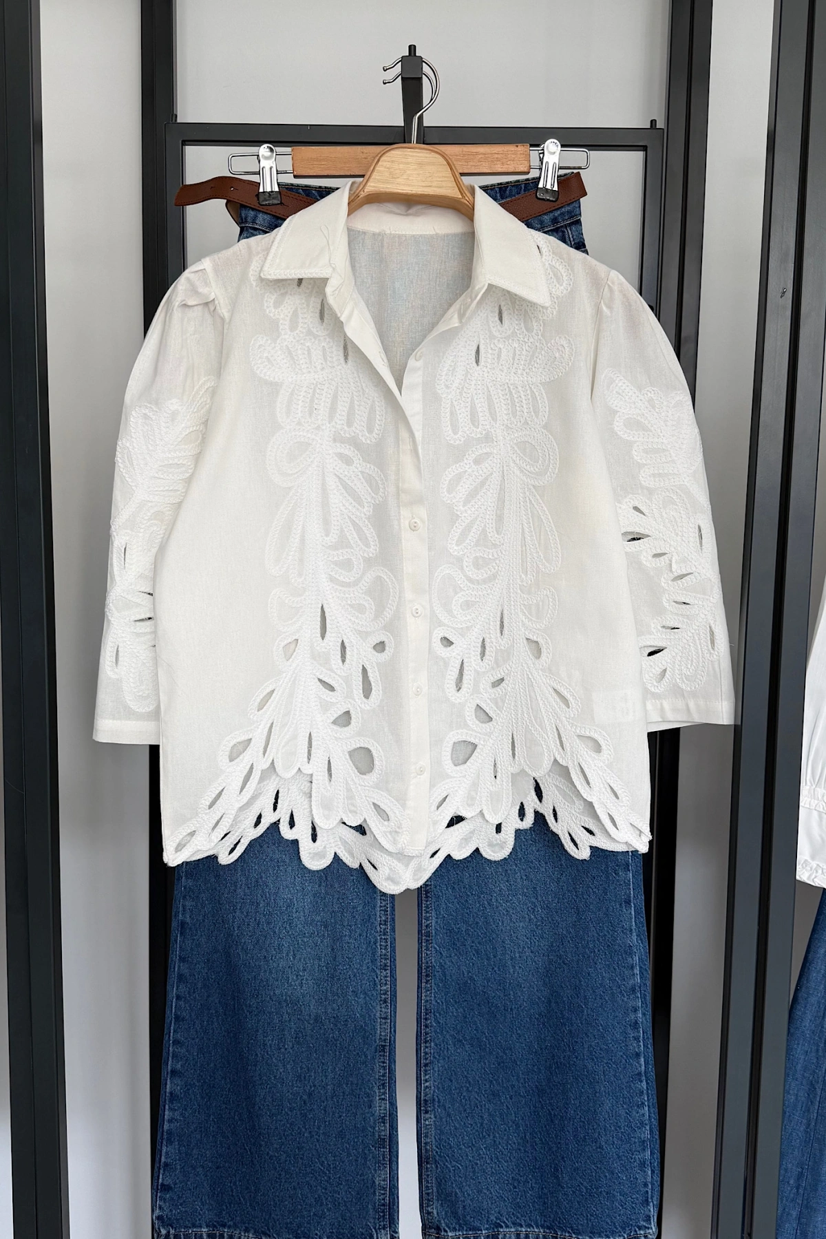 İşlemeli Dilimli Gömlek Beyaz