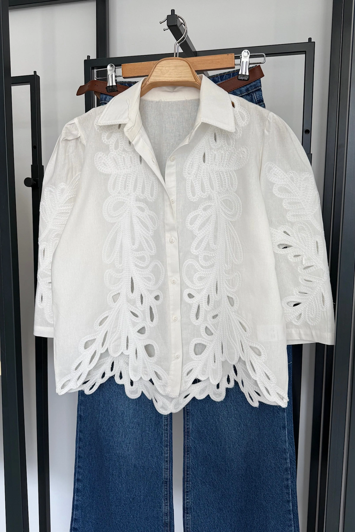 İşlemeli Dilimli Gömlek Beyaz