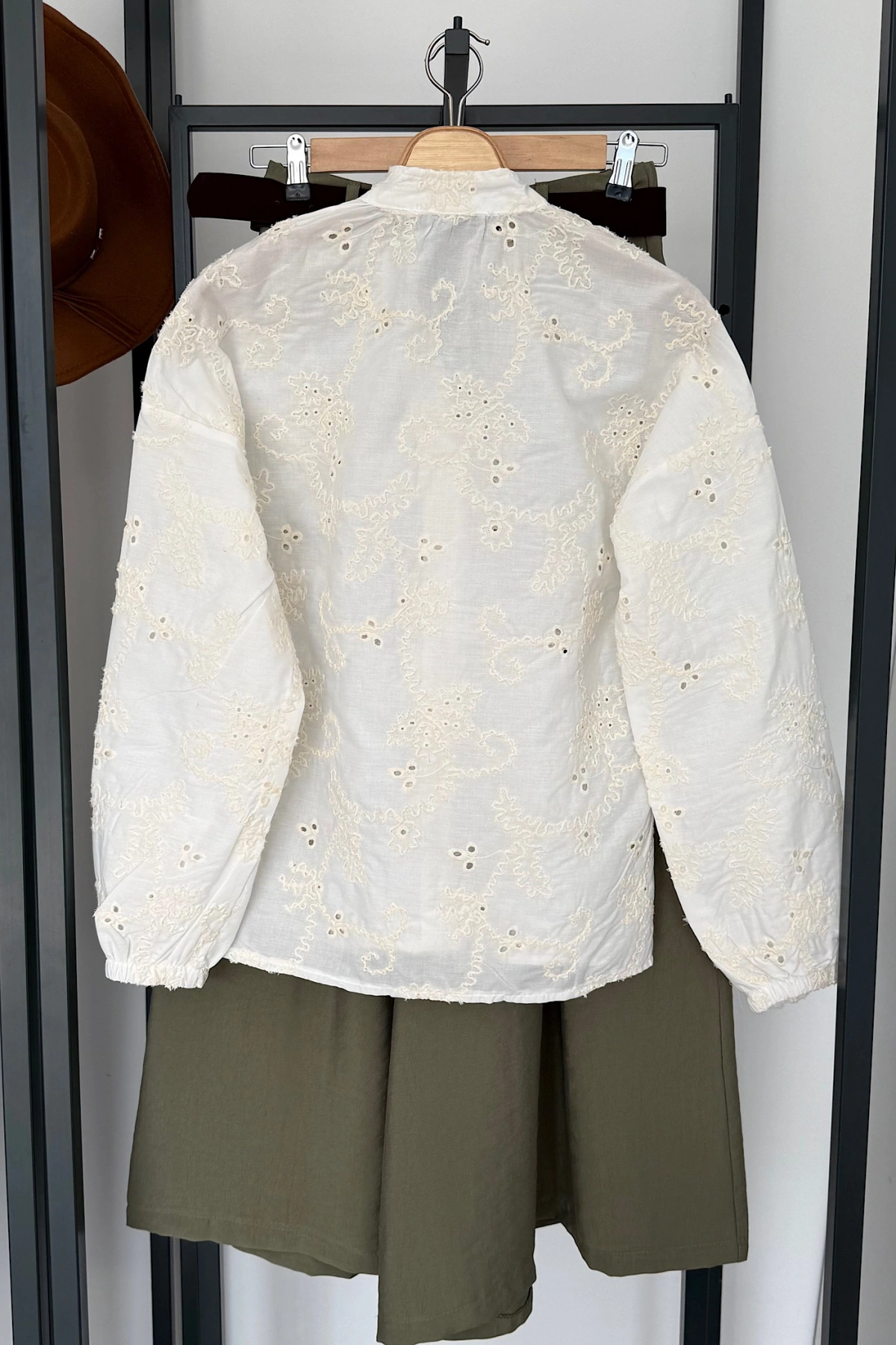 Hakim Yaka Nakışlı Gömlek Ekru