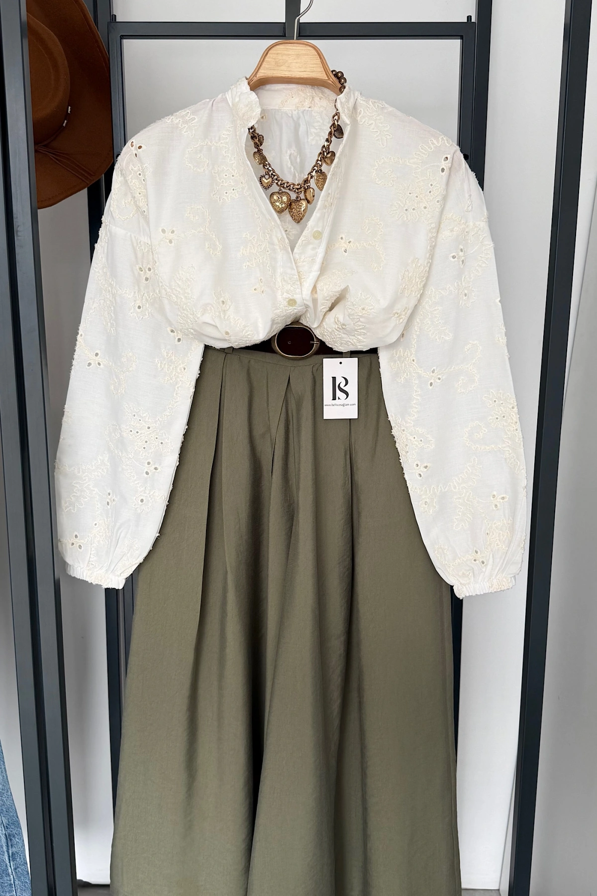 Hakim Yaka Nakışlı Gömlek Ekru