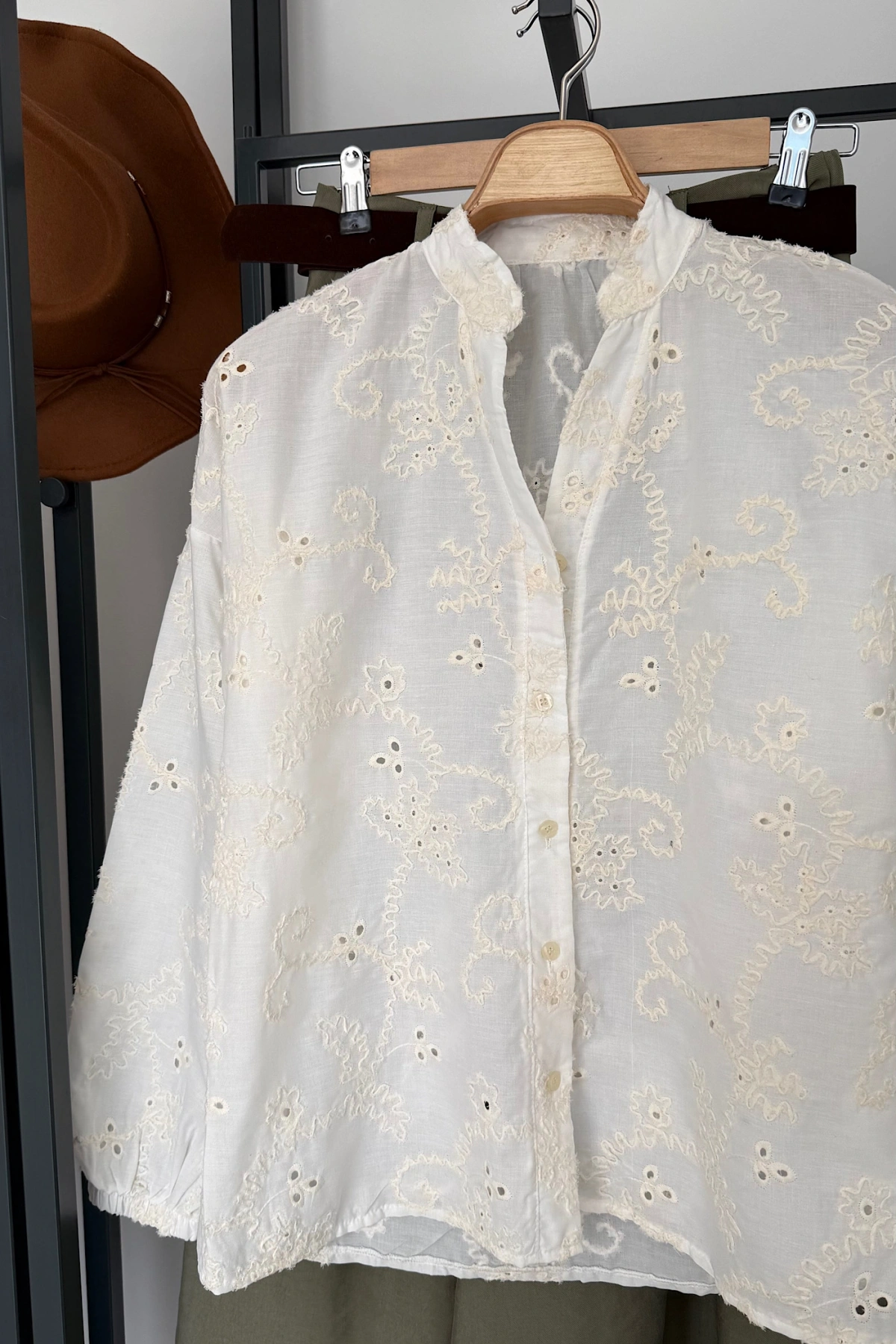 Hakim Yaka Nakışlı Gömlek Ekru