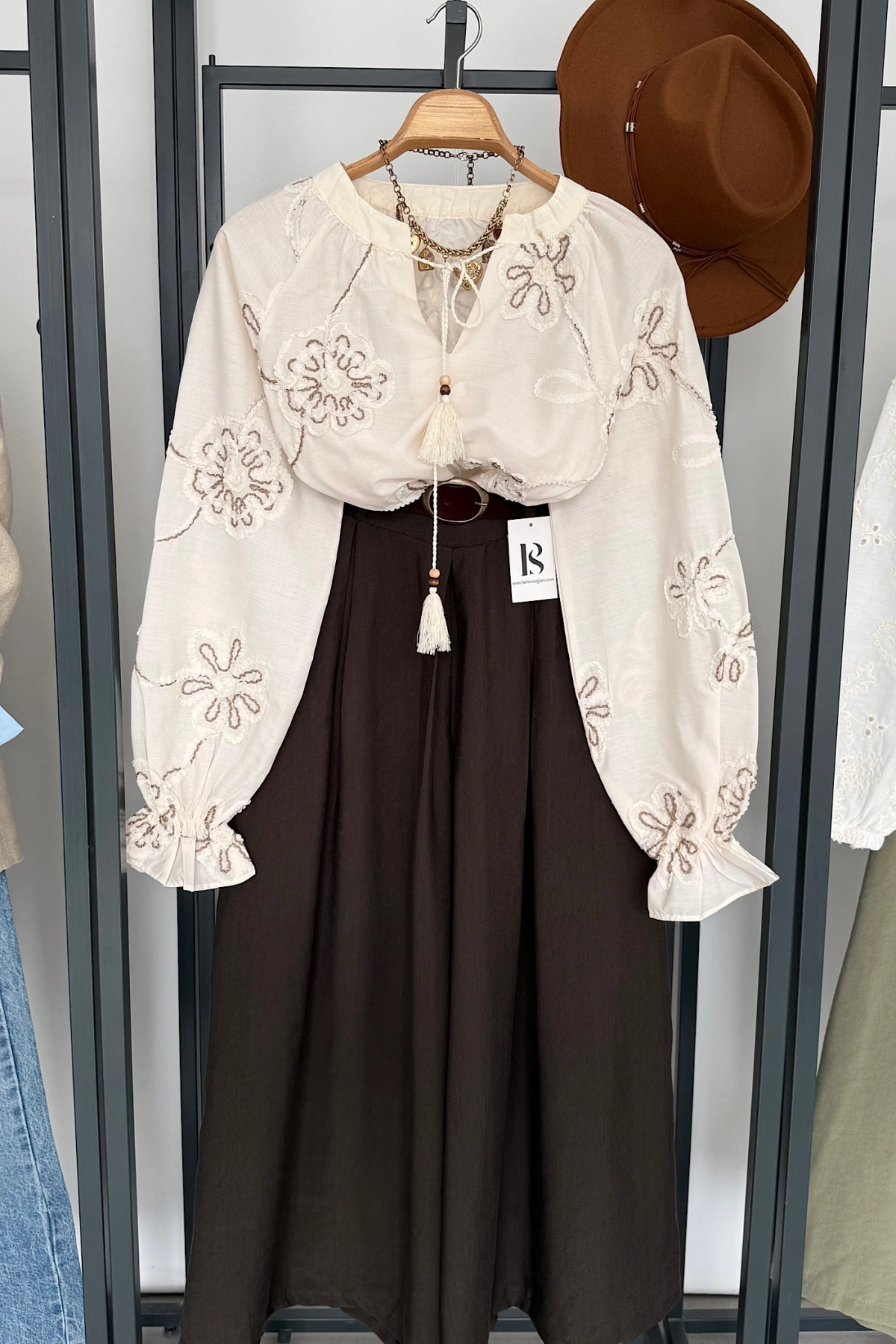 Çiçekli Süs Bağcıklı Gömlek Taş