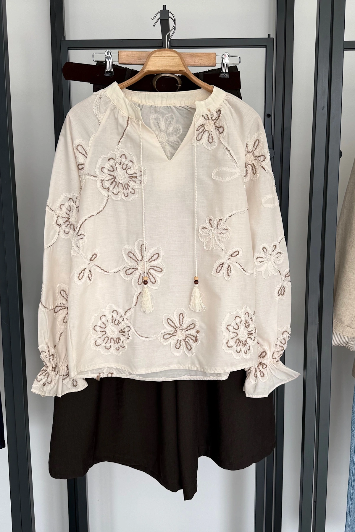 Çiçekli Süs Bağcıklı Gömlek Taş