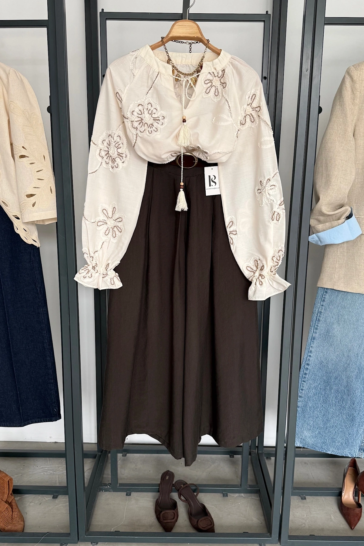 Çiçekli Süs Bağcıklı Gömlek Taş