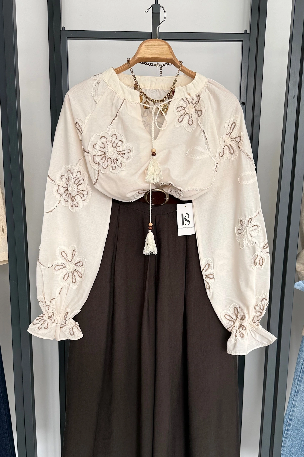 Çiçekli Süs Bağcıklı Gömlek Taş