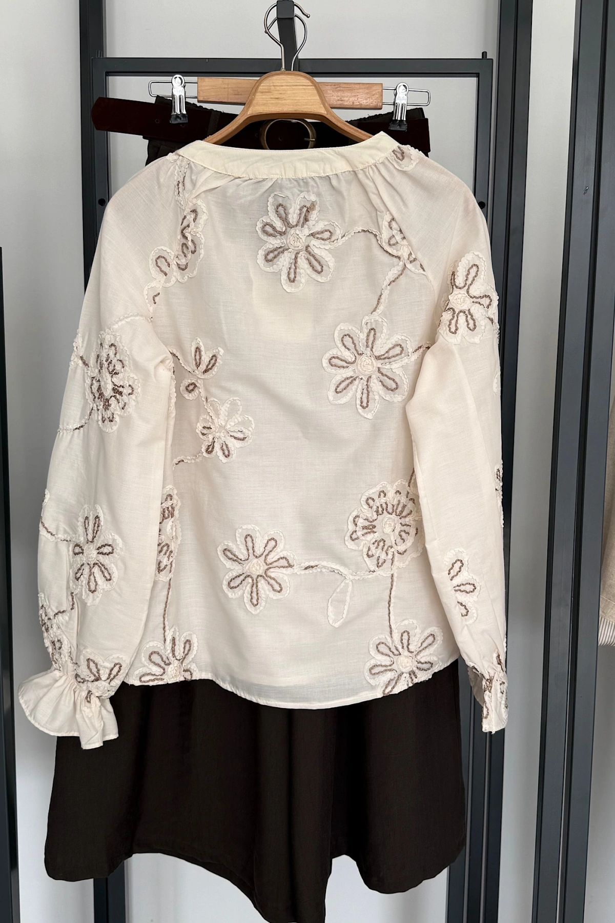 Çiçekli Süs Bağcıklı Gömlek Taş