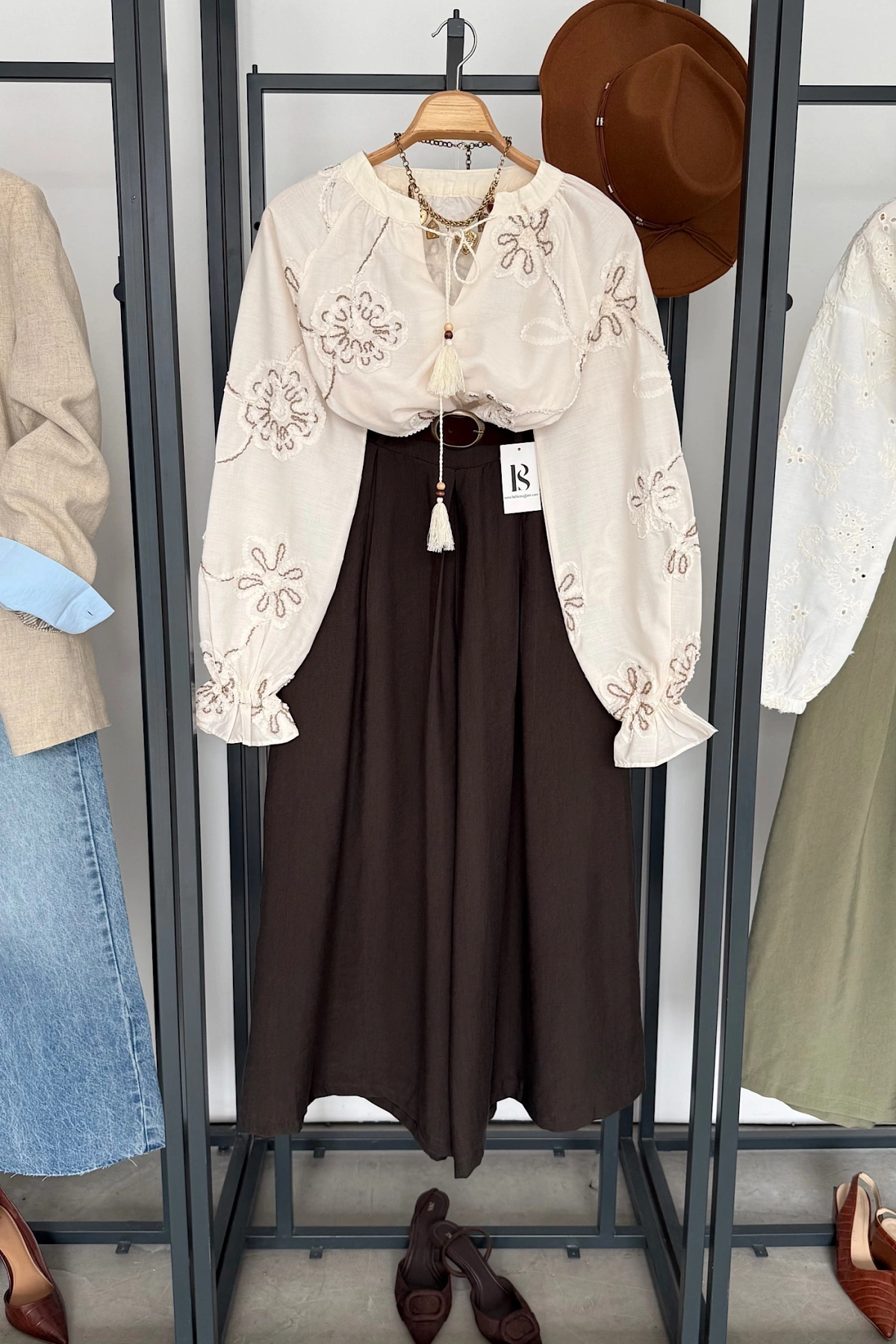 Çiçekli Süs Bağcıklı Gömlek Taş