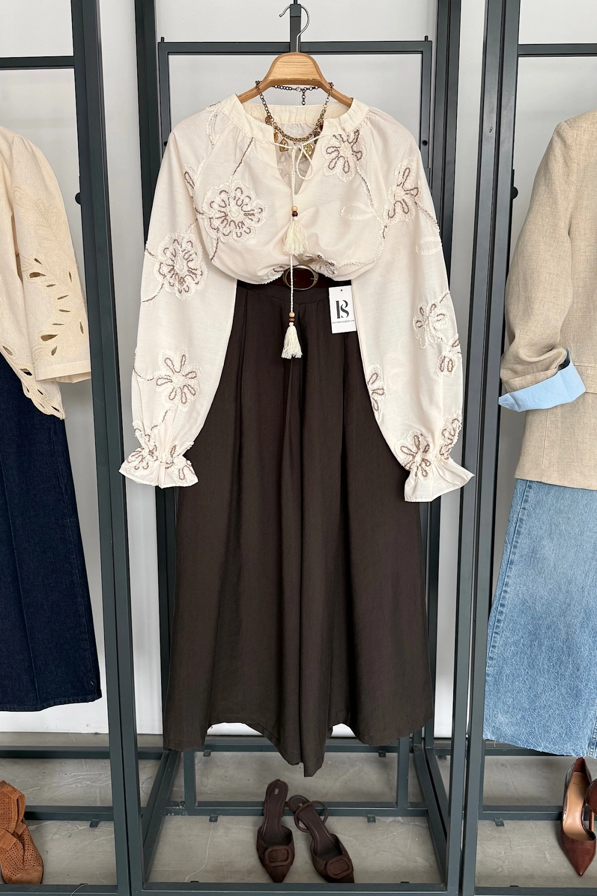 Çiçekli Süs Bağcıklı Gömlek Taş