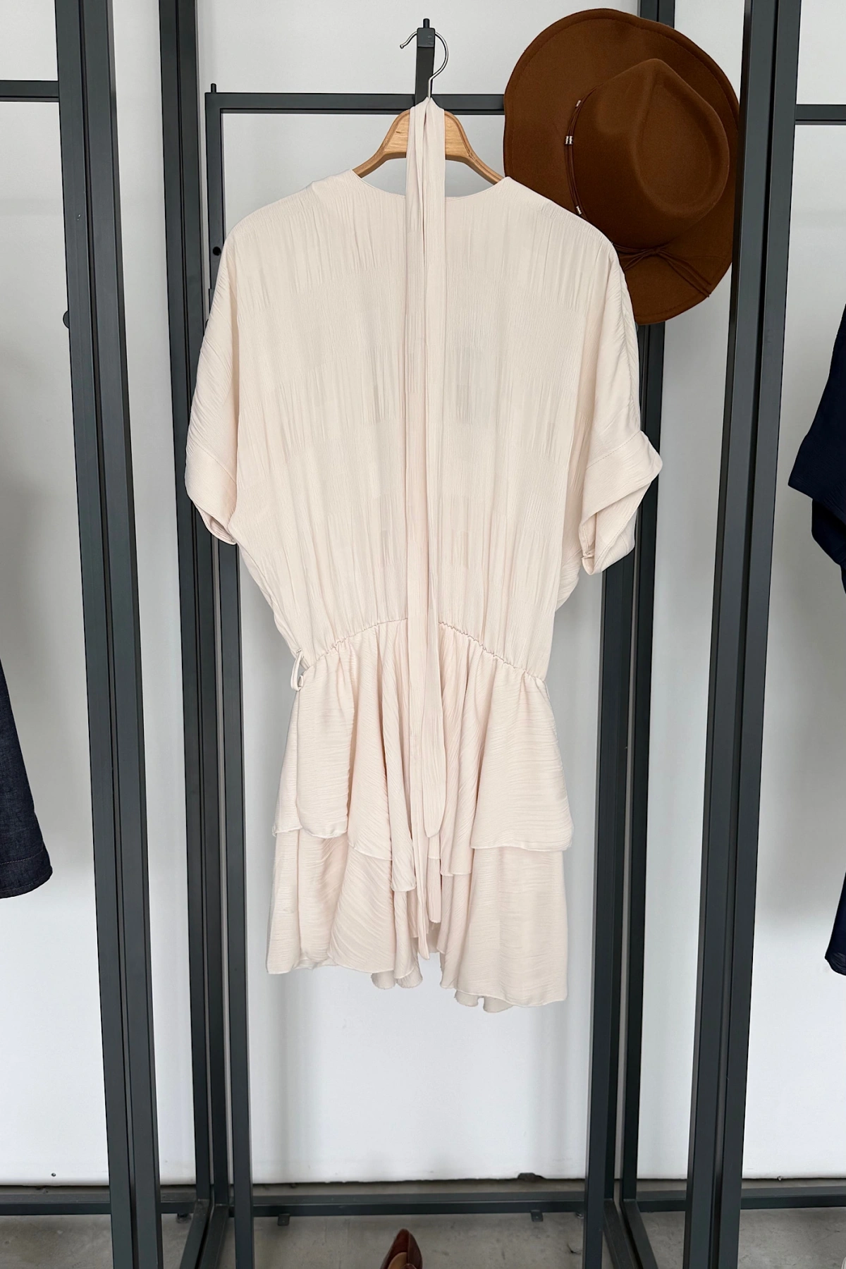 Eteği Katlı Mini Elbise Krem