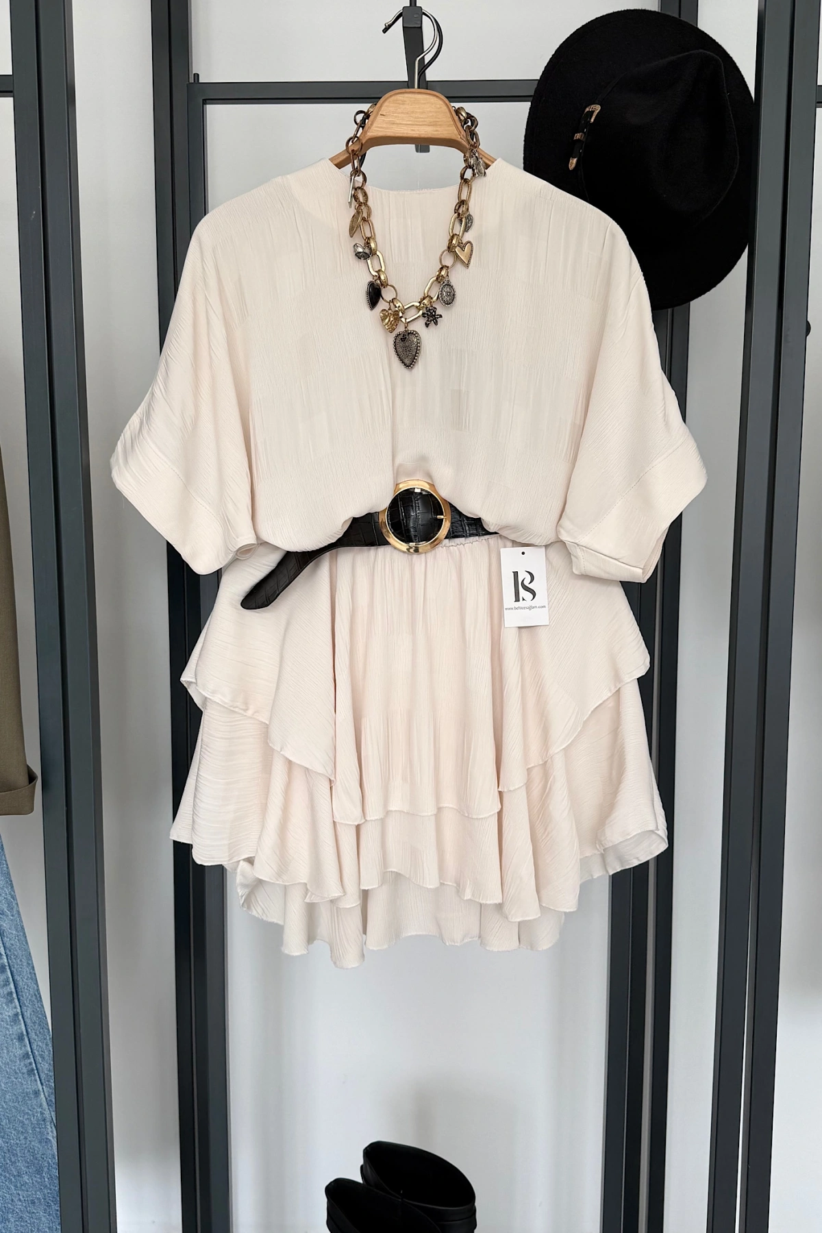 Eteği Katlı Mini Elbise Krem