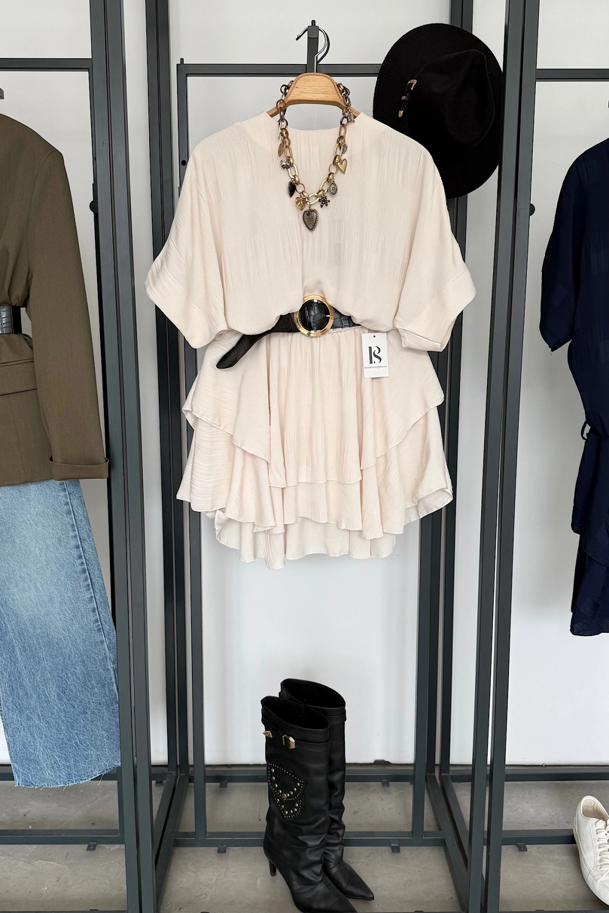 Eteği Katlı Mini Elbise Krem