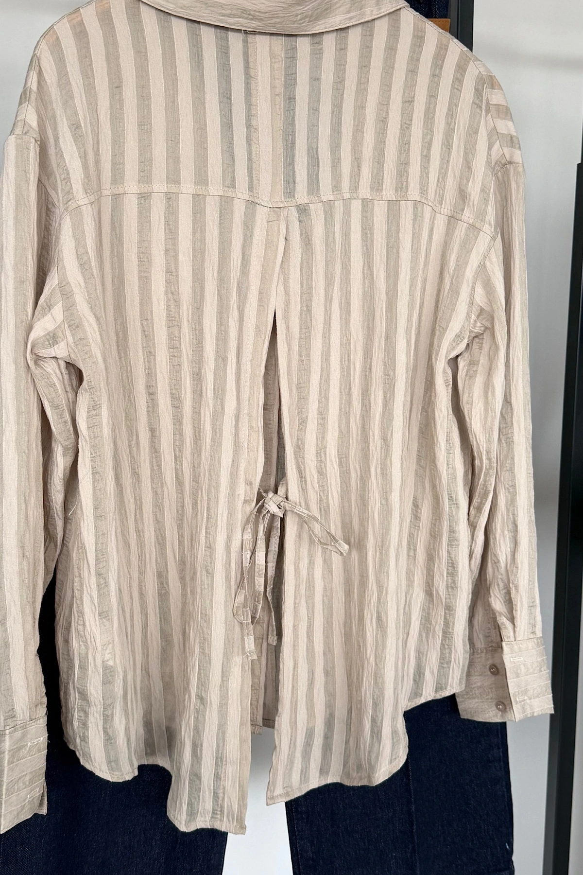 Arkası Yırtmaçlı Çizgili Gömlek Taş