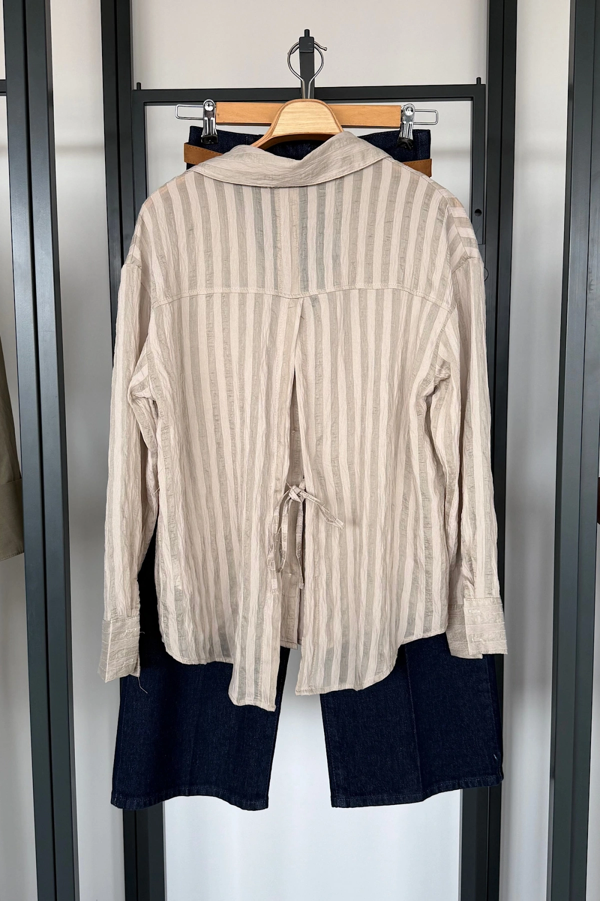 Arkası Yırtmaçlı Çizgili Gömlek Taş