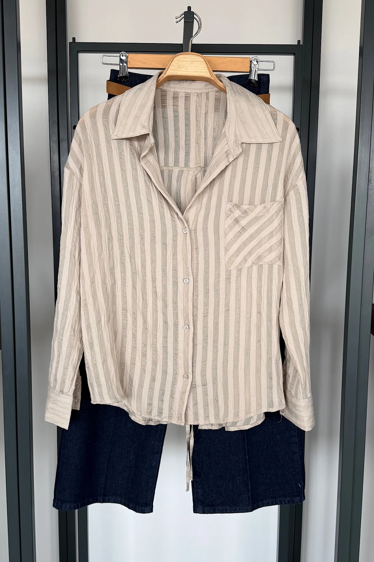 Arkası Yırtmaçlı Çizgili Gömlek Taş