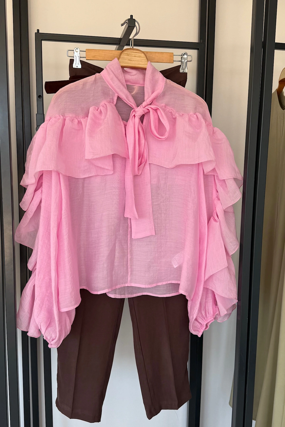 Fular Yaka Romantik Kesim Gömlek Pembe