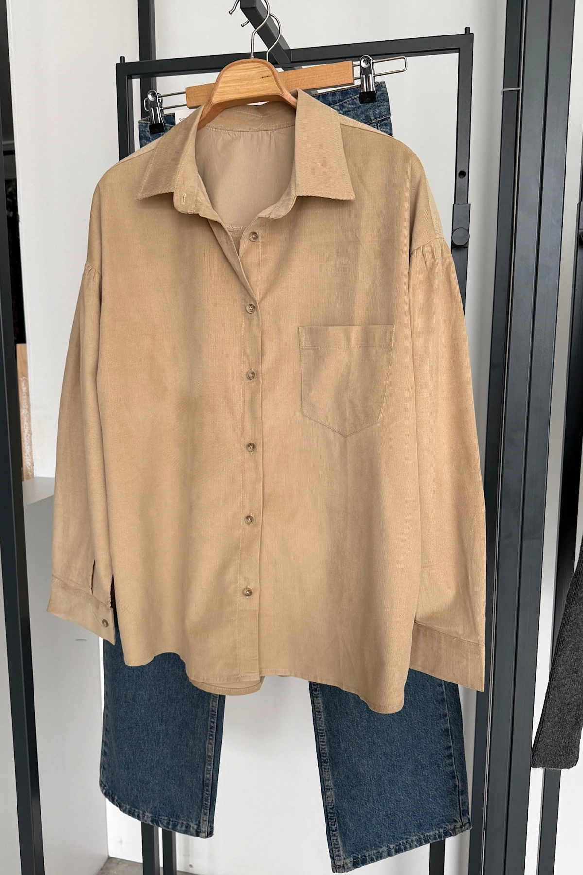 Arkadan Düğmeli Gömlek Bej