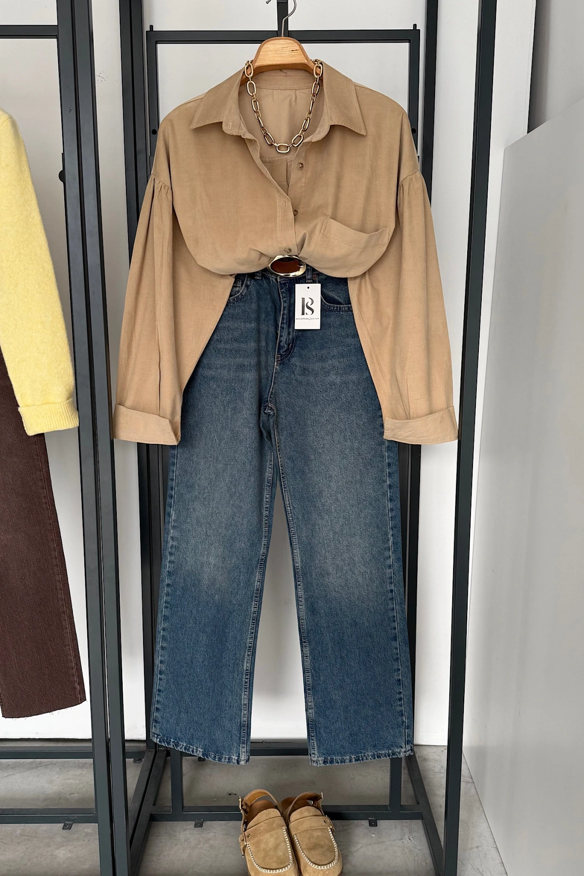 Arkadan Düğmeli Gömlek Bej