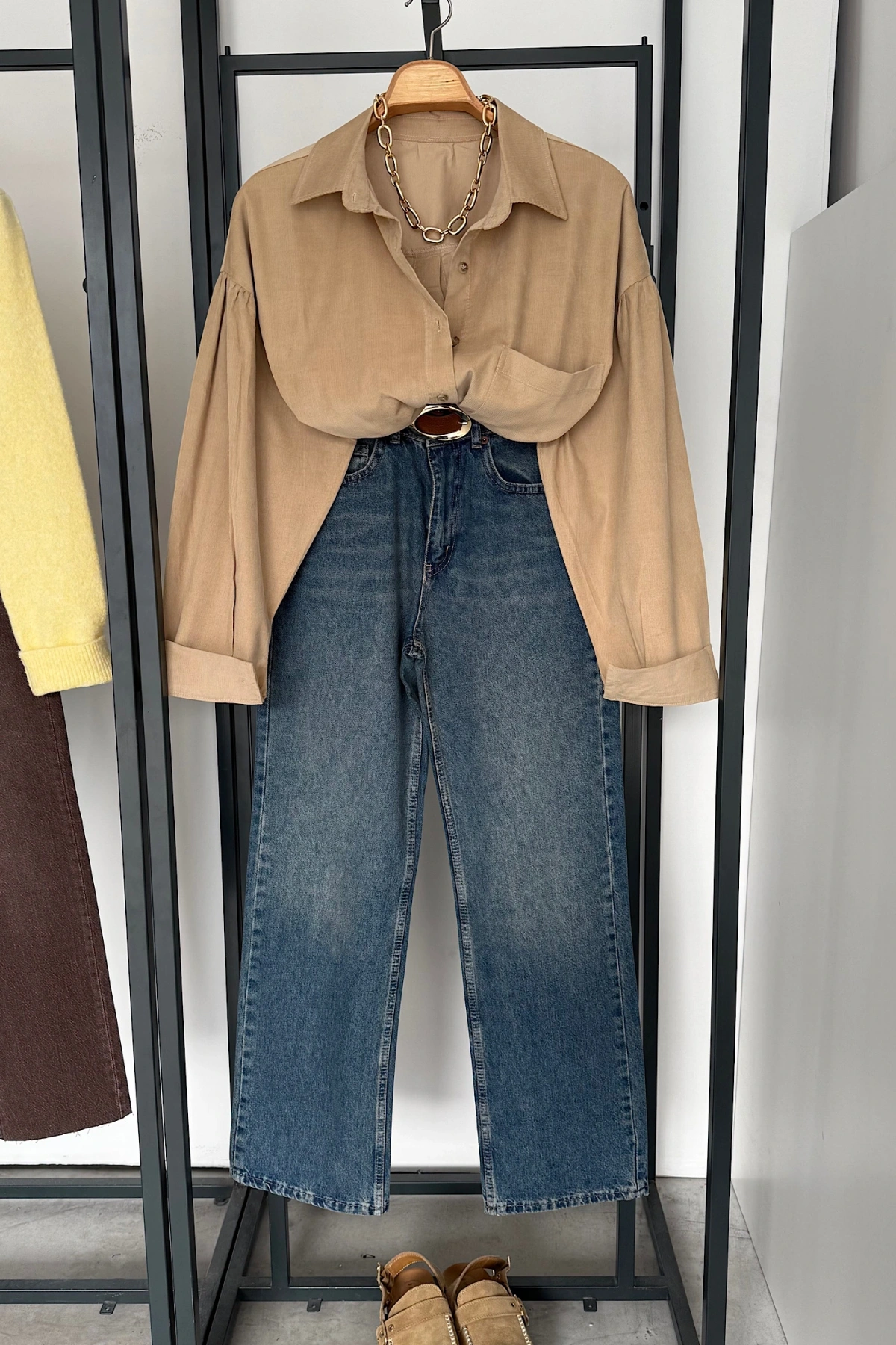 Arkadan Düğmeli Gömlek Bej