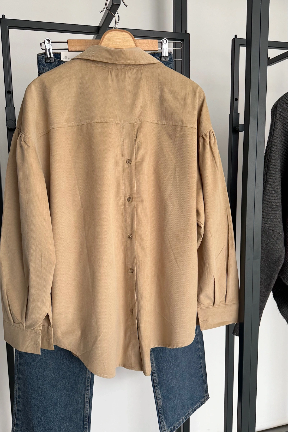 Arkadan Düğmeli Gömlek Bej