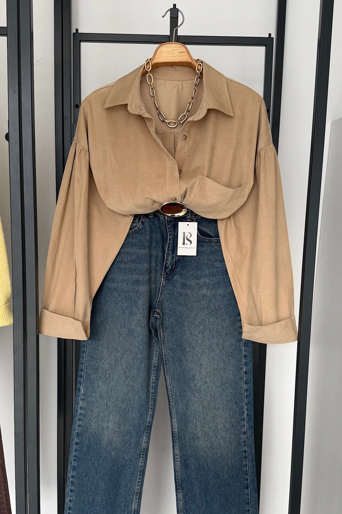 Arkadan Düğmeli Gömlek Bej