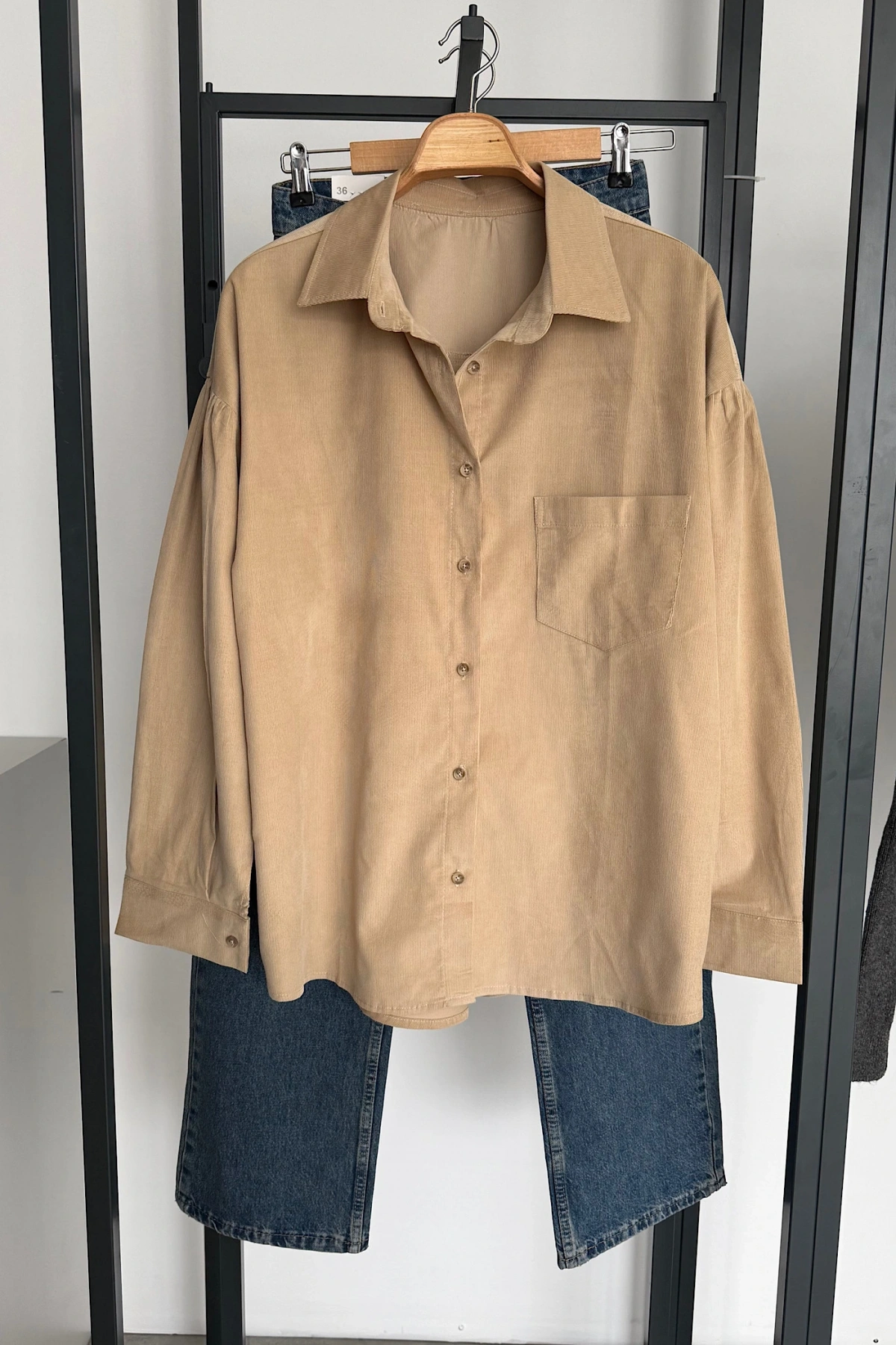 Arkadan Düğmeli Gömlek Bej